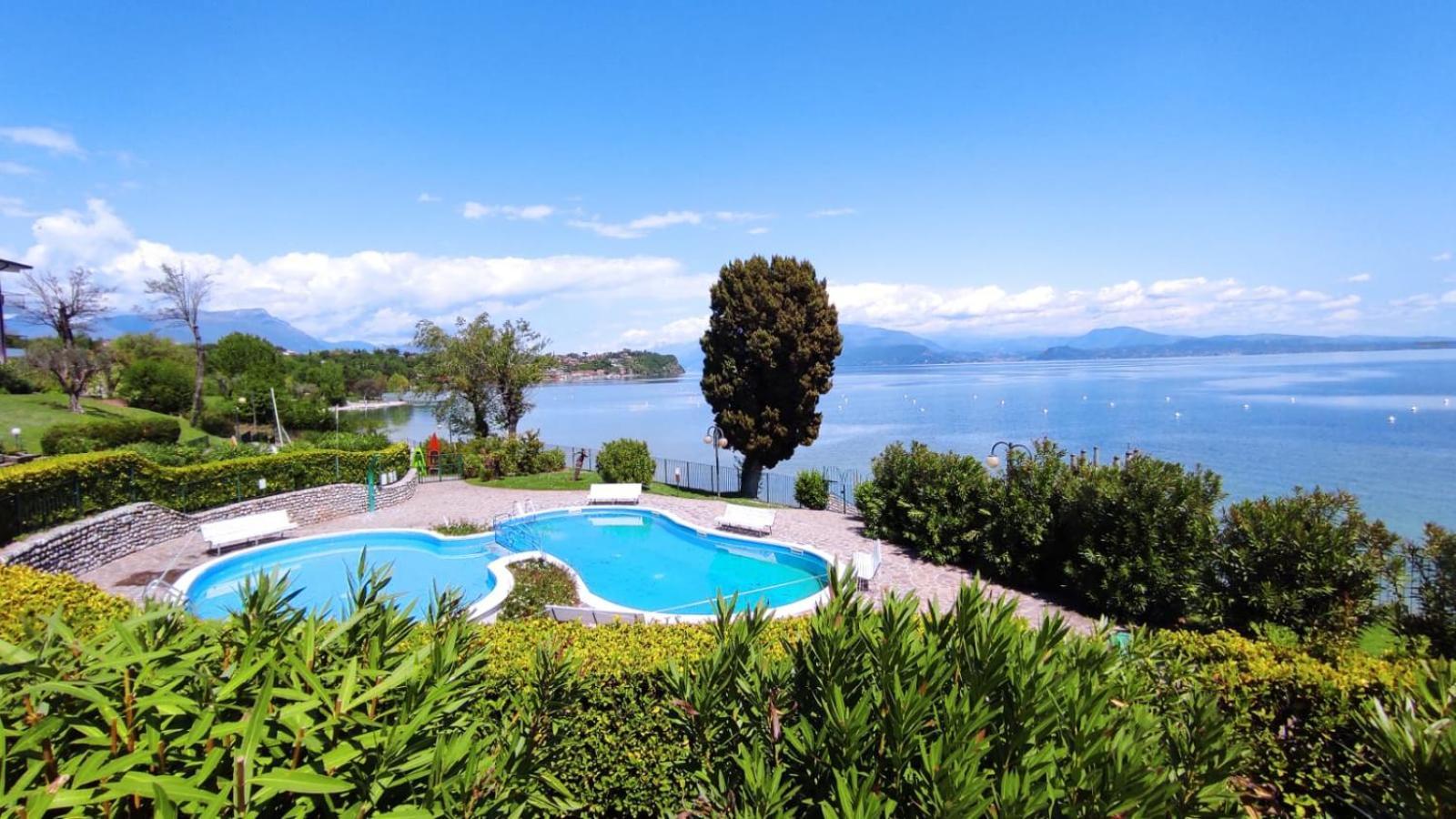 Front Lake Amazing View Manerba del Garda Ngoại thất bức ảnh