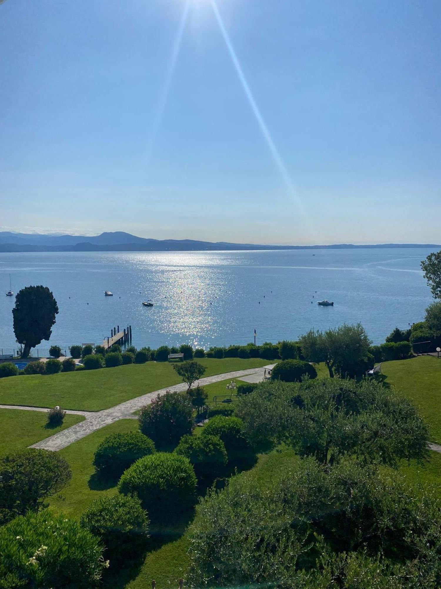 Front Lake Amazing View Manerba del Garda Ngoại thất bức ảnh